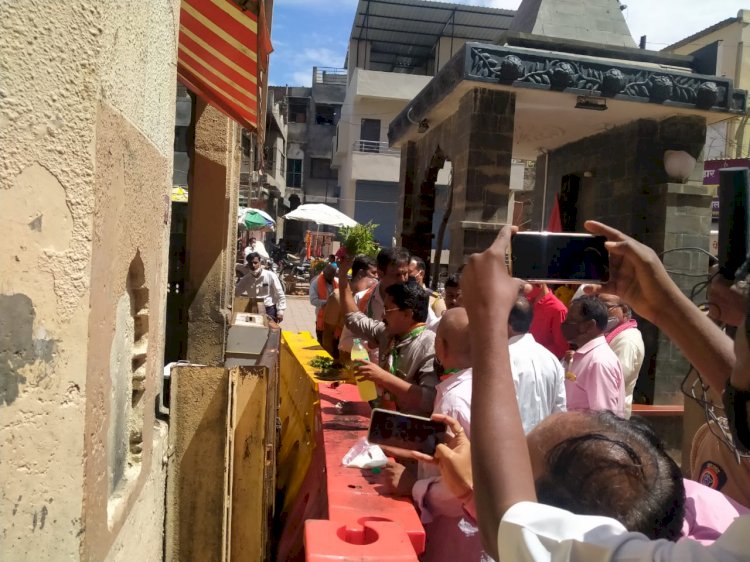 *श्री संत नामदेव पायरीचे काँग्रेसकडून शुद्धीकरण*