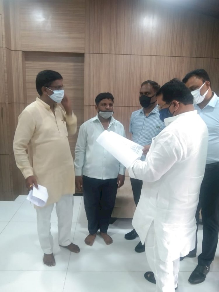 *सोलापूर पुनर्वसन विभागाच्या कारभारावर भ्रष्टाचाराचा आरोप* * मुंबई येथील आझाद मैदान मंत्रालय येथे आंदोलनाचा इशारा*. *मदत व पुनर्वसन मंत्री विजय वडेट्टीवार यांनी दिले चौकशीचे आदेश* .
