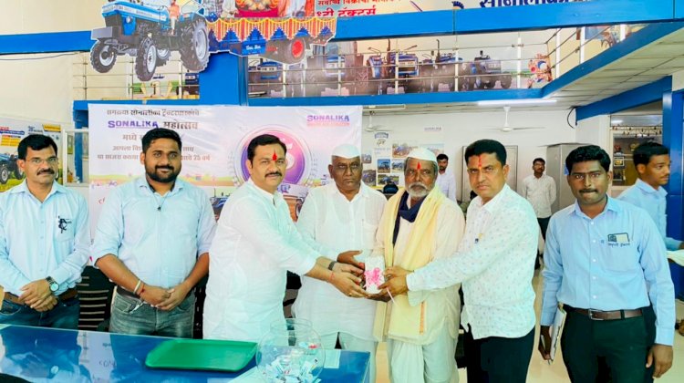 *पंढरीतील समृद्धी टॅक्टर्समध्ये सोनलिकाचा वर्धापनदिन साजरा* *लकी ड्रॉचे वितरण संपन्न*