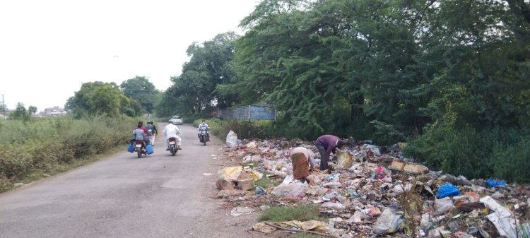 **या गावात अस्वच्छता घाणीच्या दुर्गंधीने होते स्वागत* *हे गाव लय न्यार...... इथं अस्वच्छतेच वारं ..........*!
