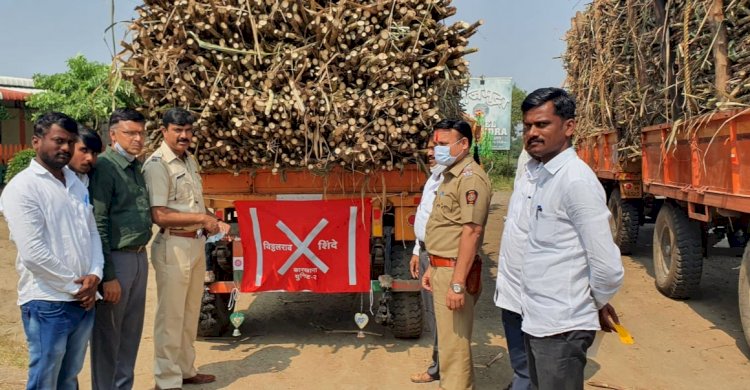 *करकंब पोलीस ठाणे व विठ्ठलराव शिंदे सहकारी कारखाना नंबर 2 करकंब च्या वतीने ऊस वाहतूक वाहनांना रिफ्लेक्टर बसवण्याची मोहीम* *करकंब पोलीस ठाण्याचे वतीने अपघात टाळण्यासाठी उचलले पाऊल*