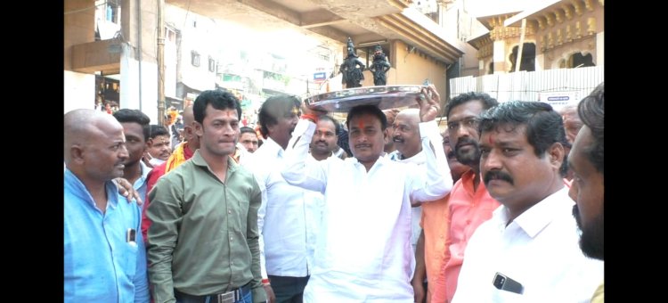 *एस. टी. कर्मचाऱ्यांना शासनामध्ये विलीनीकरण करून घेण्यासाठी श्री विठ्ठलला अभिषेक करून मनसेचे साकडे : दिलीपबापू धोत्रे*
