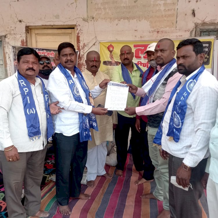 *आर.पी आय.चा एस.टी कर्मचारी आंदोलनास पाठिंबा* *एस.टी.आंदोलकांच्या मागण्या मान्य करुन निलंबन मागे घ्या; अन्यथा तीव्र आंदोलन करु - दिपक चंदनशिवे*