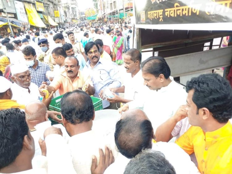 *कार्तिकी एकादशीनिमित्ताने, मनसेच्या वतीने भाविकांना फराळ वाटप,,*,