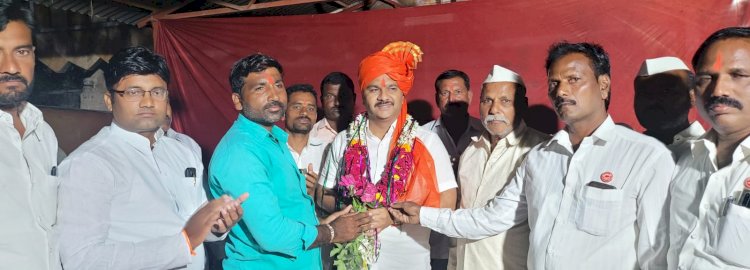 *सरकोली ग्रामस्थांच्यावतीने युवा उद्योजक अभिजीत पाटील यांचा सत्कार* *शेतकऱ्यांशी संवाद व शेतकऱ्यांनी सांगितल्या उसाच्या अडचणी*