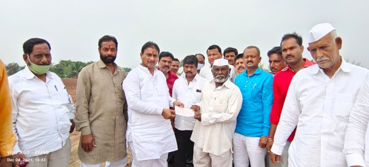 *नुकसानग्रस्त शेतकऱ्यांना दोन दिवसात मदत न मिळाल्यास राज्यभरात खळखट्याक* *मनसे नेते दिलीप धोत्रे यांचा इशारा;शेतकऱ्यांच्या बांधावर जाऊन मनसेने केली मदत*