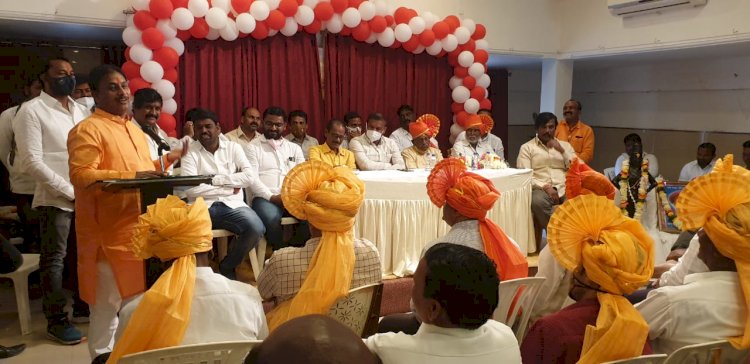 *आगामी पंढरपूर नगरपालिका निवडणुकीत प्रस्थापितांच्या विरोधात 'काका - बापू ' चमत्कार घडविण्याच्या तयारीत* *पत्रकार दिन साप्ताह समारोपाच्या वेळी दिसून आलेले दृश्य....*