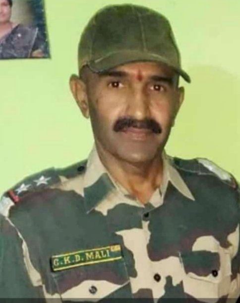 *देश सेवेला सीमा नाही.... सेवेतून सुट्टी मिळाली... घराची ओढ लागली.... आणि मध्येच हृदयविकाराने सीमा सुरक्षा दलाचे सब इन्स्पेक्टर चंद्रकांत उर्फ बाळासाहेब माळी (शिंदे) यांना आले वीरमरण....!* *करकंब गावचे देशभक्त चंद्रकांत उर्फ बाळासाहेब माळी होते रहिवासी.*