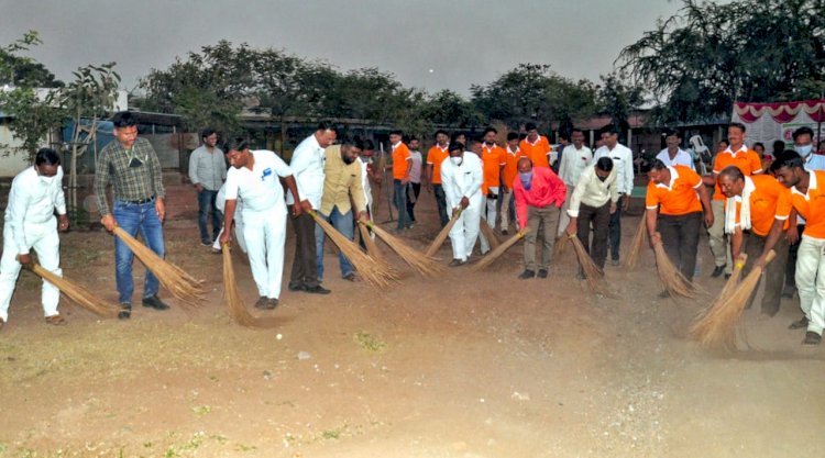*करकंब ग्रामस्थांच्या सहकार्यातून जागर स्वच्छता टीमने घेतला करकंब गाव स्वच्छतेचा वसा* *करकंब करांनी तन मन धनानी एकत्र येऊन जागर स्वच्छता अभियान टीमच्या अभियानात सहभागी व्हावे :-गोविंद जाधव*