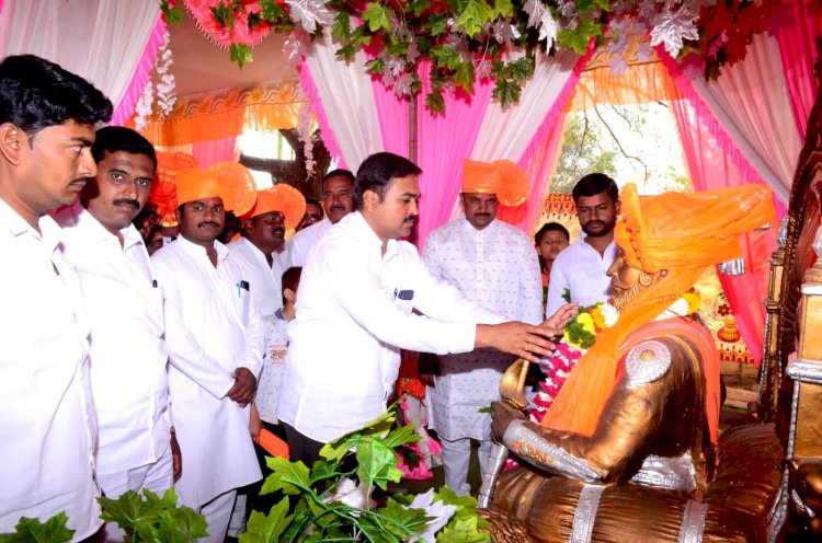 *कान्हापुरी गावाचा आदर्श इतर गावांनी घेण्याची गरज-रणजीसिंह शिंदे* *शिवजयंतीचे औचित्य साधून 80 जणांनी केले रक्तदान.* .,. *कोरोना विषाणू संदर्भात लसीकरण मोहिमेबाबत केली जनजागृती.... आणि दिव्यांगांना रोख रकमेचे केले वाटप*