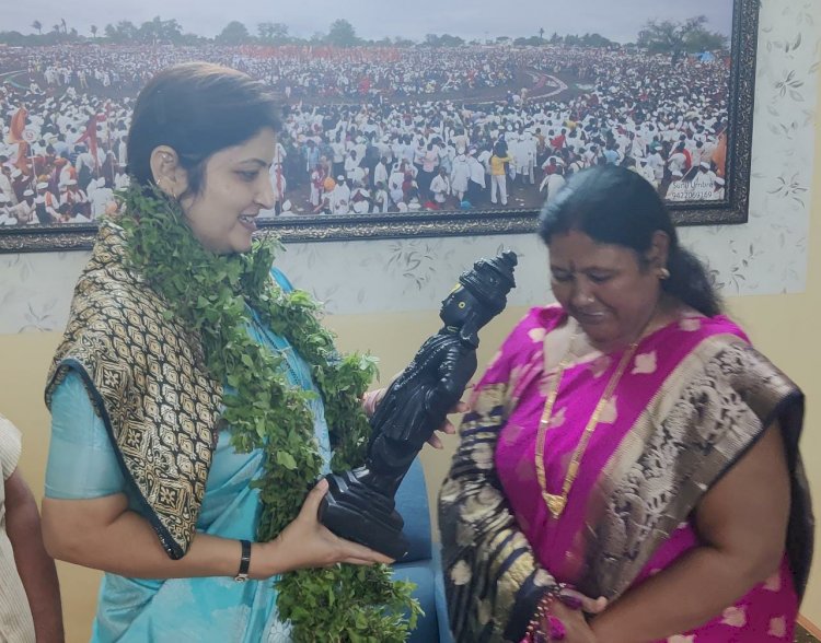 *राष्ट्रवादीच्या महिला आघाडीच्या प्रदेशाध्यक्ष सौ रुपालीताई चाकणकर याचे ,पंढरीत जिल्हा कार्याध्यक्षा रंजनाताई हजारे यांनी स्वागत!*