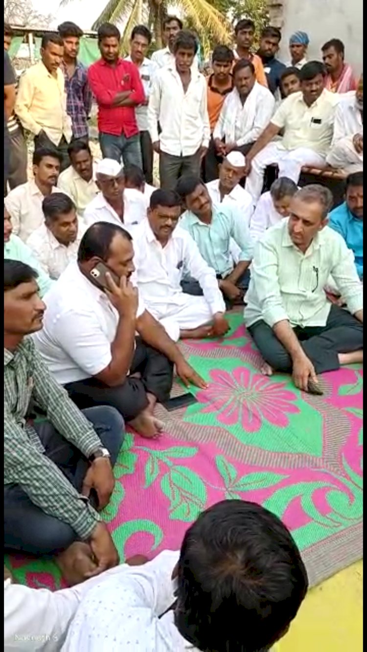 त्या मगरवाडी येथील आत्महत्याग्रस्त शेतकरी कुटुंबियाच्या सांत्वनपर भेटीच्या वेळी आ. आवताडे आणि आ परिचारक यांचेकडून एक लाख रुपयांची आर्थिक मदत*
