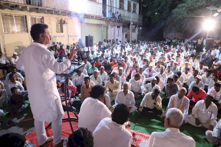 *सभासदांच्या पैशातून उभे राहिलेल्या हॉस्पिटलचा तुम्ही धंदा केला.* - अभिजीत पाटील *हॉस्पिटलच्या माध्यमातून किती जणांना तुम्ही सवलत दिली.?* *सोनके व सुस्ते येथे मोठ्या संख्येत पार पडली विराट सभा*