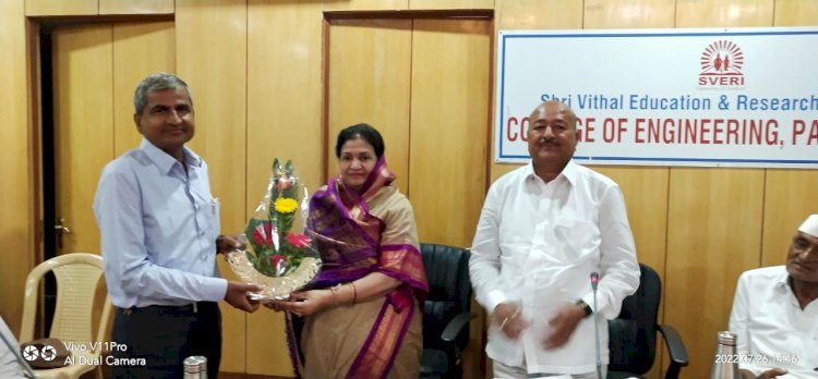 *मोहिते पाटील यांच्या हस्ते डॉ रोंगेसर यांचा सन्मान* *स्वेरी मध्ये उच्च शिक्षण संस्था चालकांच्या सेवाभावी संस्थेची बैठक संपन्न*