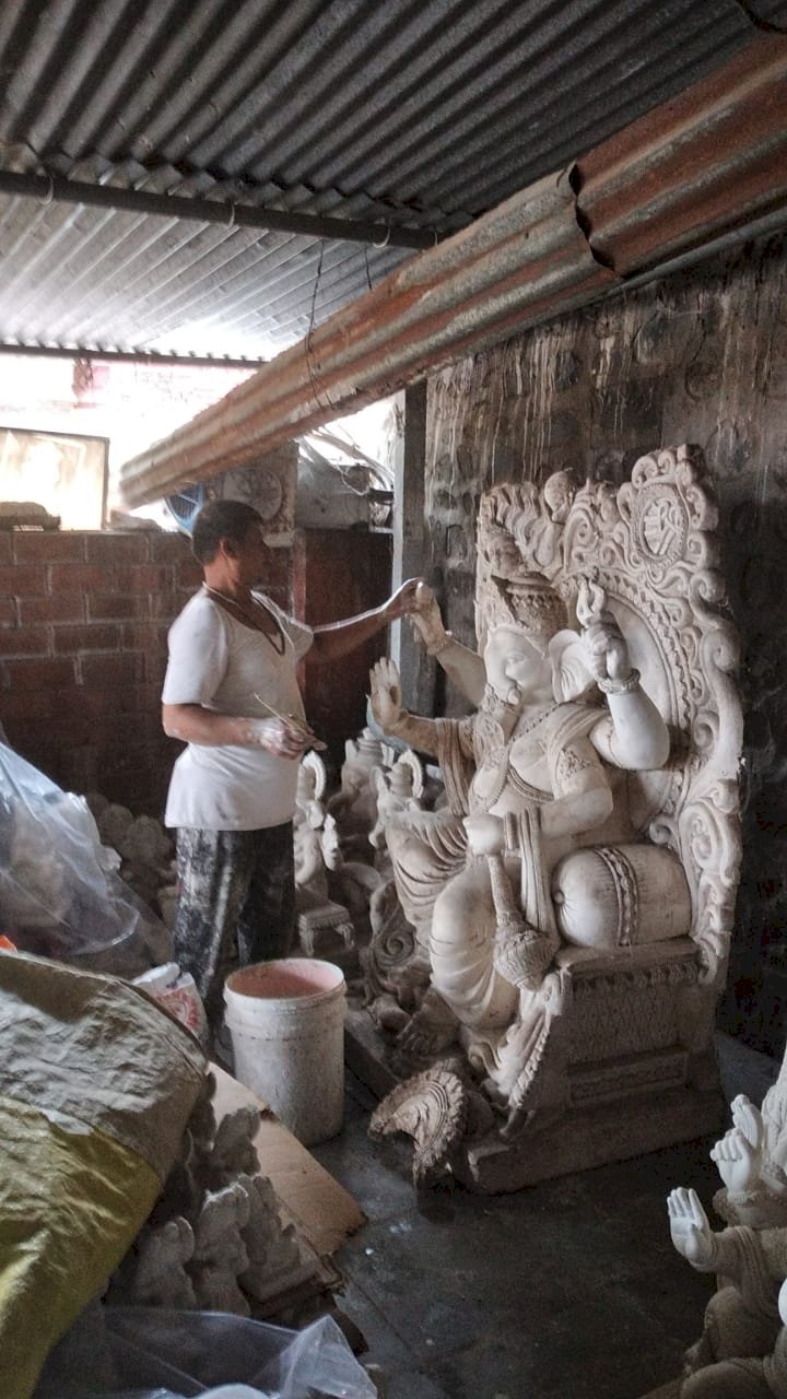 *करकंब येथील शिल्पकार-मूर्तिकार यांच्या गणेश मूर्ती साता- समुद्रापलीकडे......!* *गणेश मूर्ती बनवण्याचे काम अंतिम टप्प्यात.* *करकंबच्या गणेशमूर्तींना पर राज्यासह परदेशातही क्रेझ.