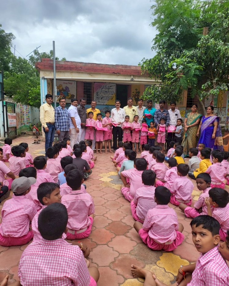 *सहकार रत्न कै. कृष्णात भाऊ पूरवत प्रतिष्ठान व अभिषेक भैया पूरवत मित्र मंडळ यांच्या वतीने आर्थिक दुर्बल घटकातील विद्यार्थ्यांना मोफत गणवेशाचे वाटप.* *स्वातंत्र्याचा सुवर्ण महोत्सव व हर घर तिरंगा या उपक्रमांतर्गत विविध कार्यक्रमाचे केले आयोजन.