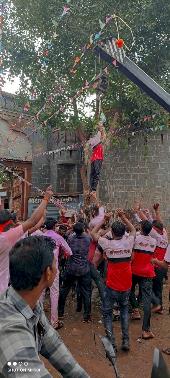 *करकंब येथील शिवरत्न सामाजिक बहुउद्देशीय संस्था व शिवप्रेमी तरुण मंडळाच्या च्या वतीने गोकुळाष्टमी मोठ्या उत्साहाने संपन्न....!* *थोरली वेस दहीहंडी फोडण्याचा बहुमान इयत्ता दहावीतील विद्यार्थी रोहन अशोक कुंभार ने मिळवला*.