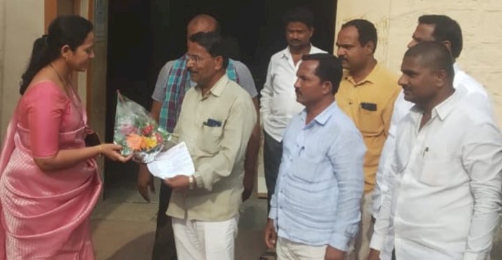*हमाल कामगारांचे पगार त्वरीत करा - जिल्हाध्यक्ष शिंदे* *जिल्हा पुरवठा अधिकारी वर्षा लांडगे यांना निवेदन;* *जिल्ह्यातील 5 हजार कामगारांचा निघणार मोर्चा*
