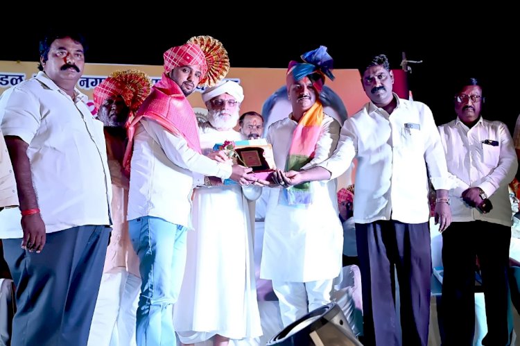 *समाजसेवक मुजम्मिल कमलीवाले कार्यगौरव पुरस्काराने सन्मानित* *चेअरमन अभिजीत पाटील यांच्या हस्ते झाला सन्मान*