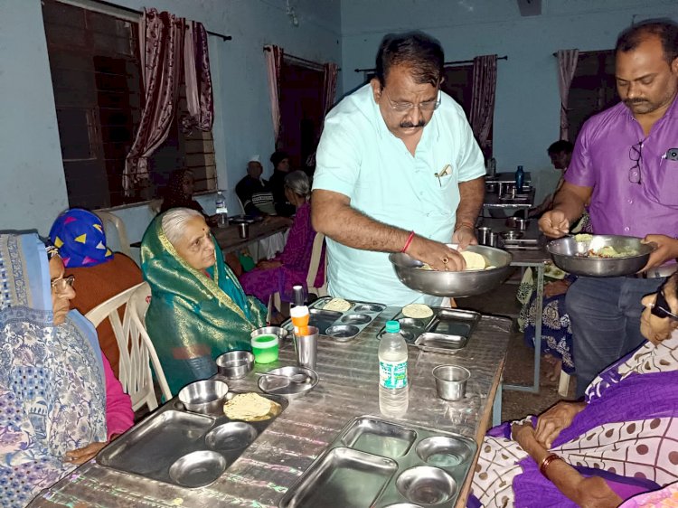 *राष्ट्रीय नेते खा. शरदचंद्र पवार यांच्या वाढदिवसानिमित्त मिष्टान्न भोजन* *गोपाळपूर येथील वृद्धाश्रमात असलेल्या वृध्द माता पित्याना दिले भोजन* *राष्ट्रवादी काँग्रेस पार्टी उद्योग व व्यापार विभागाच्या वतीने स्थुत्य उपक्रम*