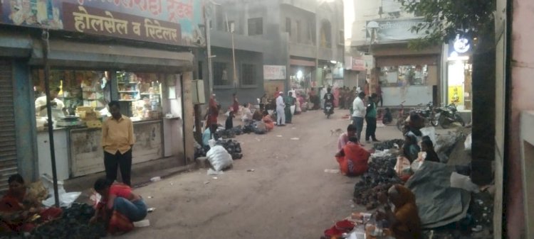 *मकर संक्रांतीच्या सणासाठी महिलांची लगबग.....!!* *करकंब बाजारपेठेत मंदीचे सावट...*