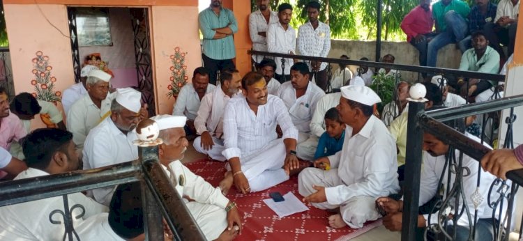 *युवा नेते समाधान काळे यांचा घोंगडी बैठकीतून प्रचार* *स्वतंत्र प्रचारातून आणि विरोधकांच्या अफवा याबाबत सभासदांची समजूत काढण्याचा प्रयत्न*