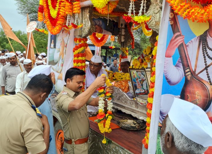 *करकंब येथे संत पालखीचे पोलीस प्रशासनाच्या वतीने स्वागत....!* *संत निळोबाराय पालखीचे करकंब मध्येआगमन.