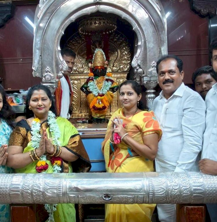 *मुख्यमंत्री शिंदे यांच्या सौभाग्यवतीने वाढदिनी घेतला विठ्ठलाचा आशिर्वाद..!*
