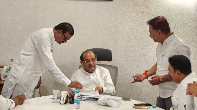 *जनावरांच्या चाऱ्याचा प्रश्न सोडविण्यासाठी चेअरमन अभिजीत पाटील यांचा पुढाकार* *पालकमंत्री ना. विखे पाटील यांची भेट घेत पंढरपूर मंगळवेढा भागात चारा डेपो सुरू करण्याची केली मागणी*