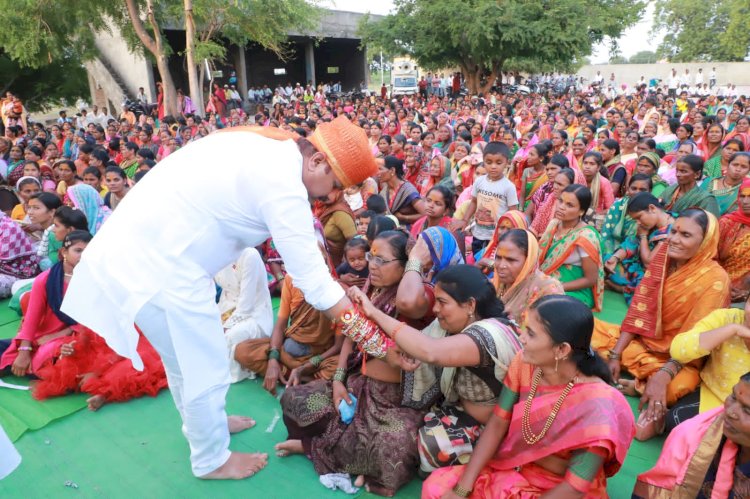 *आ. आवताडे यांच्या होमग्राऊडवर चेअरमन अभिजीत पाटील यांना मिळतोय मोठा सन्मान* *मंगळवेढा येथील गावोगावच्या हजारो महिलांकडून होतेय रक्षाबंधन*