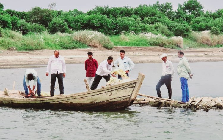*अवैध वाळू वाहतूकीवर पंढरपूर महसूल प्रशासनाची कारवाई सुरूच!* *परत एकदा कटरच्या साहाय्याने 9 होड्या केल्या निकामी* *तहसिलदार बेल्हेकर यांच्या मार्गदर्शनाखाली कारवाई*