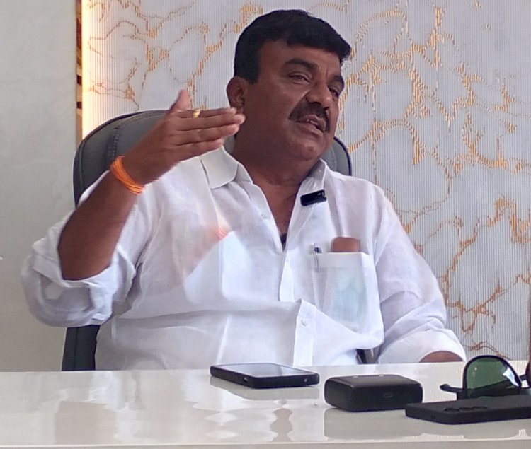 *आगामी निवडणुकीत विठ्ठल परिवाराची दिसणार एकीच!* *माढा -पंढरपूर मतदार संघाचा आमचाही अभ्यास पूर्वीचाच* *चेअरमन कल्याणराव काळे यांचा वार्तालाप प्रसंगी मनमोकळेपणाने खुलासा*
