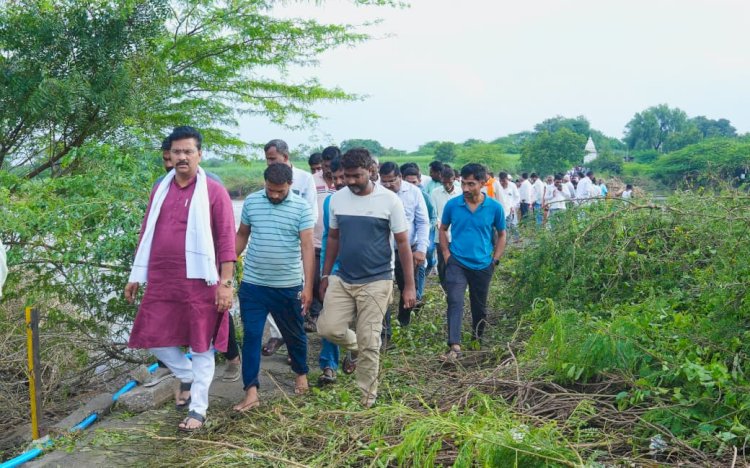 *आमदार अभिजीत पाटील यांच्याकडून सीना नदी काटच्या गावाच्या पूरपरिस्थितीची केली पाहणी* *शासकीय यंत्रणाना दिले सरसकट पंचनामे करण्याचे आदेश* *मुख्यमंत्री यांना भेटून माढा, पंढरपूर सह सोलापूर जिल्ह्यातील झालेल्या पूर परिस्थिती नुकसानीचे पंचनामे करून मदत करण्याचे दिले पत्र* *तहसीलदार, तालुका कृषी अधिकारी यांचे सोबत केली पाहणी