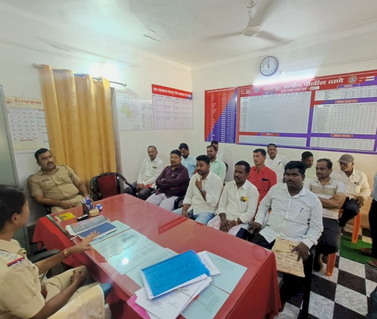 *पंढरपूर ग्रामीण पोलीस स्टेशनमध्ये नवरात्र उत्सव पार्श्वभूमीवर पार पडली बैठक* *पो.नि. रेखा घनवट यांनी पोलिस पाटील यांच्यासह मंडळ पदाधिकाऱ्यांना दिल्या योग्य सूचना*