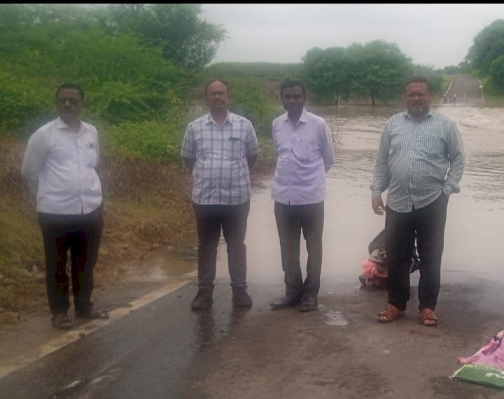 *कासाळगंगा ओढ्याची स्थानिक प्रशासनाकडून पाहणी* *मंडल अधिकारी, तलाठी पोलिस पाटील यांची संयुक्तिक भेट*