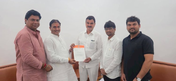 *शेतकऱ्यांना सरसकट एकरी पन्नास हजाराची मदत करा* महाराष्ट्र नवनिर्माण सेनेचे नेते दिलीप धोत्रे यांची कृषीमंत्री दत्तात्रय भरणे यांच्याकडे मागणी*