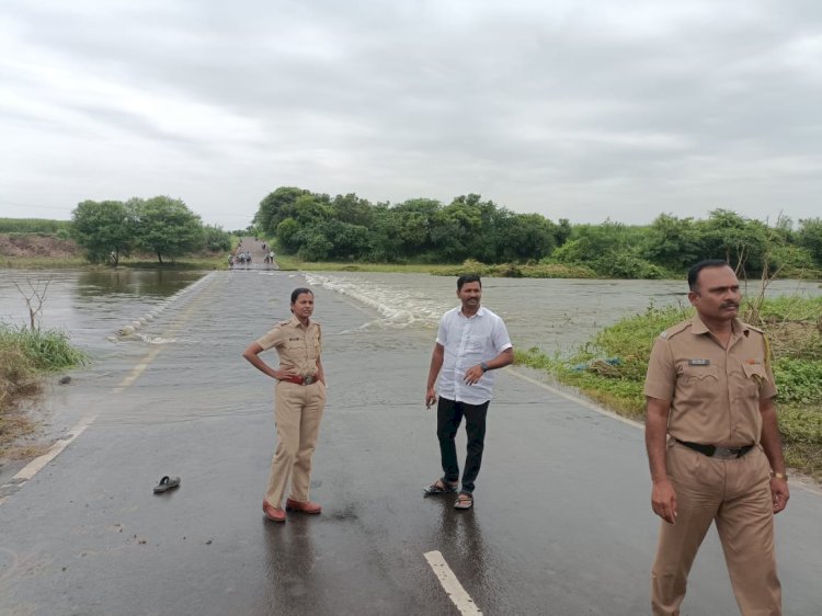 *कासाळगंगा ओढ्याच्या पुलावरील वाहतुकीची ग्रामीण पोलीस स्टेशन कडून पाहणी* *पोलिस उपनिरीक्षक रेखा घनवट यांच्या सावधानतेचा इशारा*