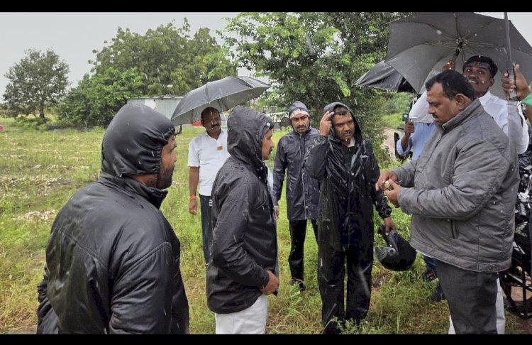 *आ. समाधान आवताडे पडत्या पावसातच अतिवृष्टीबाधित शेतकऱ्यांच्या बांधावर* *महसूल आणि कृषी विभागाच्या कामकाजाची केली पाहणी* *सरकारच्या माध्यमातून सर्वतोपरी मदत मिळवून देण्याचे आ आवताडे यांचे आश्वासन*