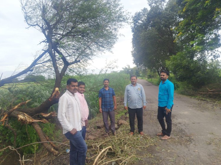 *पोलीस पाटलांनी दाखवलेल्या तत्परतेने वाहतूक झाली सुरळीत* *रस्त्यात आडवे झालेले झाड बाजूला करीत बजावले कर्तव्य*