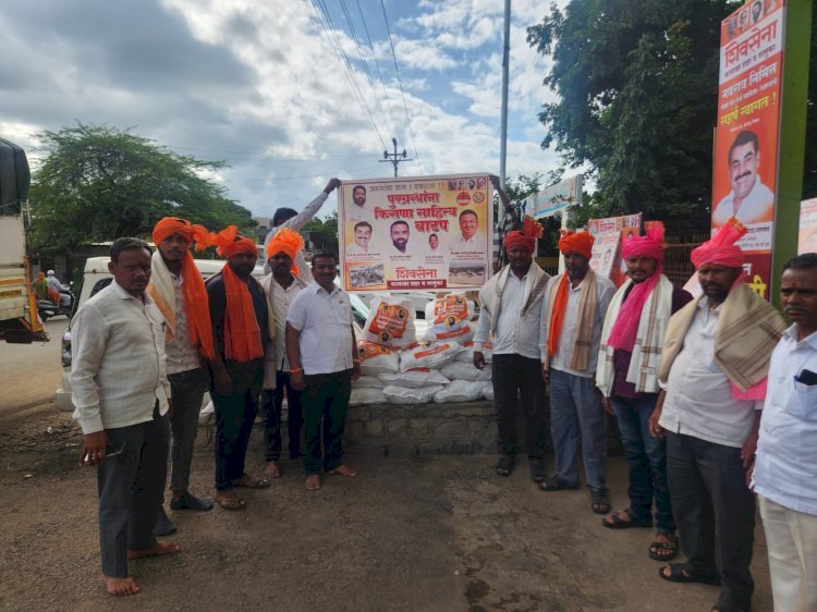 *दीडशे जणांचे प्राण वाचवणाऱ्या मासेमारांचे शिवसेनेकडून सत्कार* *प्रत्येकी तीन हजार रुपये किमतीचे किराणा सामान भेट*