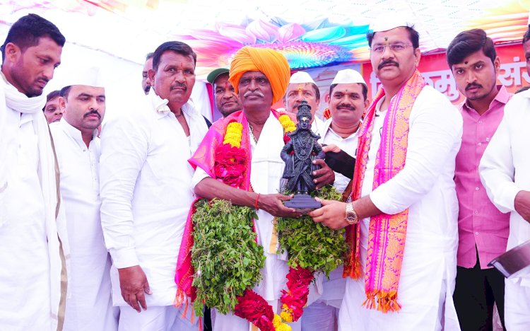 *विठ्ठलमूर्ती संरक्षण महोत्सव भक्तिभावाने संपन्न* *आ.अभिजीत पाटलांनी विठ्ठलाच्या पादुका डोक्यावर घेत विठ्ठल संरक्षण दिन केला साजरा* *देगावकरच्या पाटलांच्या विहिरीत ठेवलेल्या मूर्तीला 330 वर्ष झाली* पंढरपूर/प्रतिनिधी