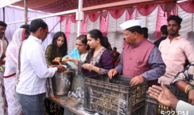 *आ. राजू खरे यांच्या  अन्नदानाची परंपरा कायम!*  *आषाढी यात्रेतील भाविकांना सलग दोन दिवस गोपाळपूर जवळ  अन्नदान*