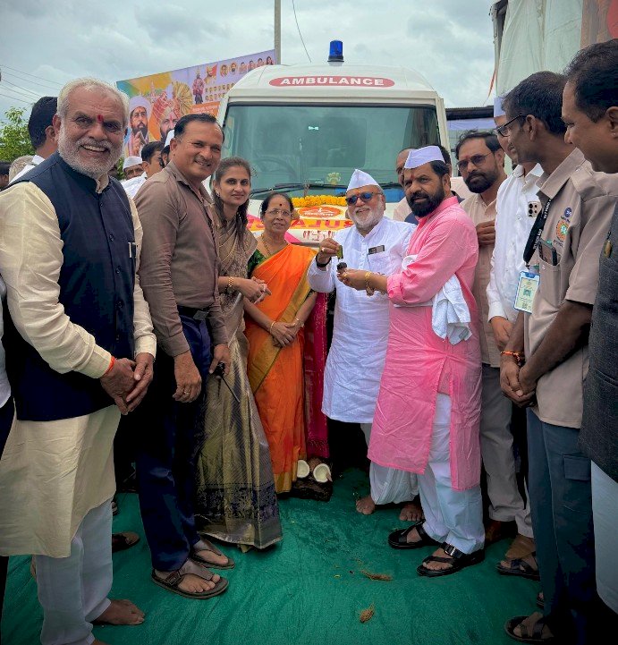 "*नगराध्यक्षा डॉ.प्रणिताताई भालके यांच्या मागणीची दखल**.*उपमुख्यमंत्री एकनाथ शिंदे यांच्या माध्यमातून श्री विठ्ठल-रुक्मिणी मंदिरे समितीस  अत्याधुनिक रुग्णवाहिका भेट*