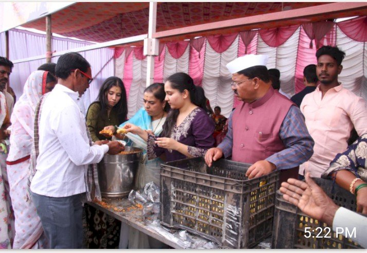 *आ. राजू खरे यांच्या  अन्नदानाची परंपरा कायम!*  *आषाढी यात्रेतील भाविकांना सलग दोन दिवस गोपाळपूर जवळ  अन्नदान*