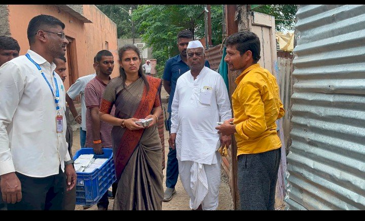 *भीमा नदीपात्रातील वाढत्या पाणीपातळीमुळे स्थलांतरित नागरिकांसाठी भोजनाची व्यवस्था*  *नगराध्यक्ष डॉ. प्रणिती भालके यांनी प्रत्यक्ष भेटून दिलासा देण्याचे कार्य सुरूच*