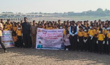 *चंद्रभागा वाळवंट स्वच्छता अभियानातून 18 टन कचरा संकलित*  *अभियानात विविध सामाजिक, शैक्षणिक, धार्मिक व न.पा कर्मचाऱ्यांचा सहभाग