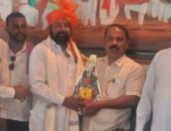 *सहकार शिरोमणीच्या व्हाईस चेअरमनपदी मोहनबापू नागटिळक**प्रतिभादेवी पतसंस्थेचे चेअरमन विलासराव काळे यांच्या हस्ते सत्कार*