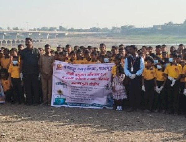 *चंद्रभागा वाळवंट स्वच्छता अभियानातून 18 टन कचरा संकलित*  *अभियानात विविध सामाजिक, शैक्षणिक, धार्मिक व न.पा कर्मचाऱ्यांचा सहभाग