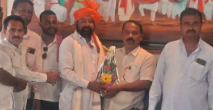 *सहकार शिरोमणीच्या व्हाईस चेअरमनपदी मोहनबापू नागटिळक**प्रतिभादेवी पतसंस्थेचे चेअरमन विलासराव काळे यांच्या हस्ते सत्कार*