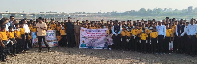 *चंद्रभागा वाळवंट स्वच्छता अभियानातून 18 टन कचरा संकलित*  *अभियानात विविध सामाजिक, शैक्षणिक, धार्मिक व न.पा कर्मचाऱ्यांचा सहभाग